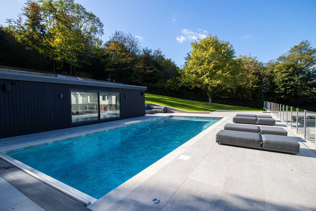 Garden with outside swimming pool